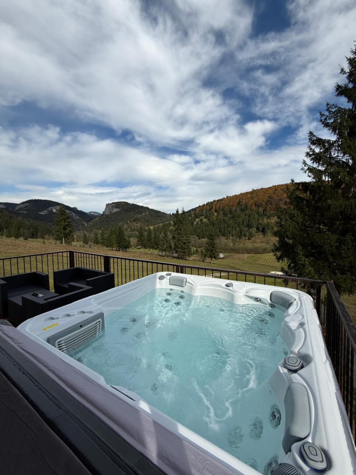 Tiny One Cu Jacuzzi In Tiny Land Villa Lacul Roşu Exterior foto